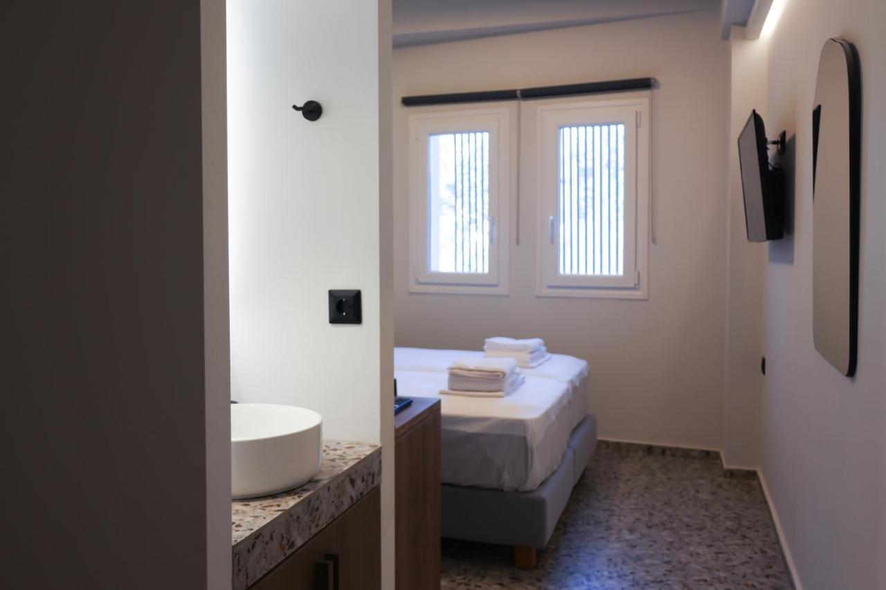 Uphill Unique Boutique Suites Skiathos Town Exterior photo