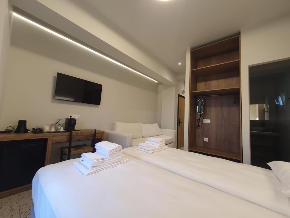 Uphill Unique Boutique Suites Skiathos Town Exterior photo